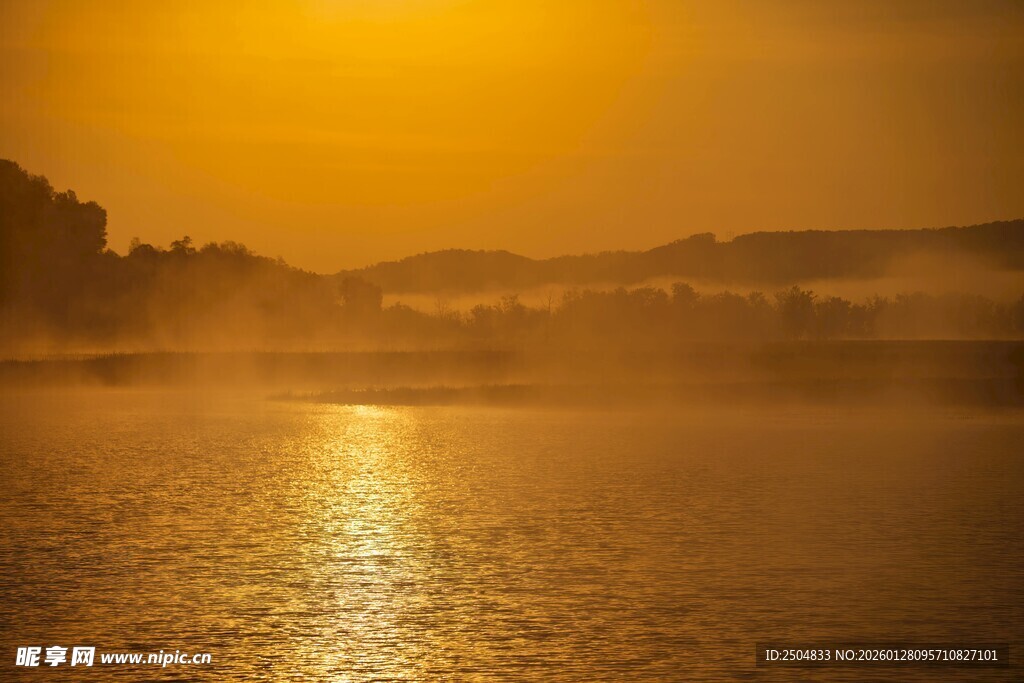 夕阳下波光粼粼的宁静湖面