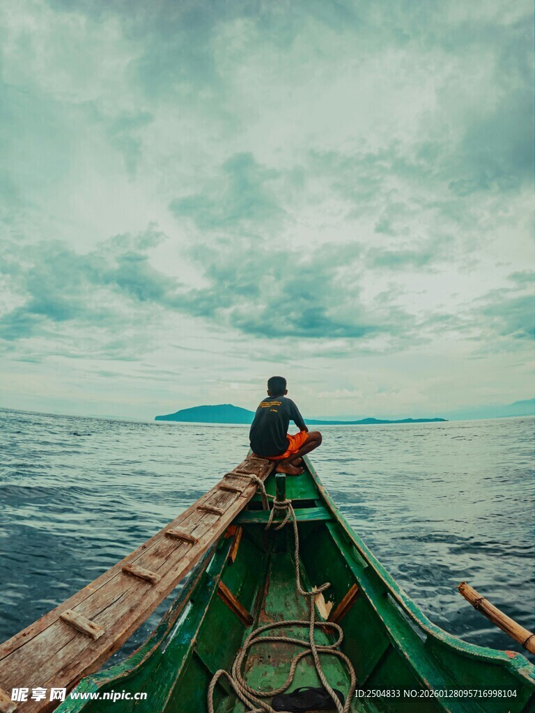 海上孤舟上的独行者