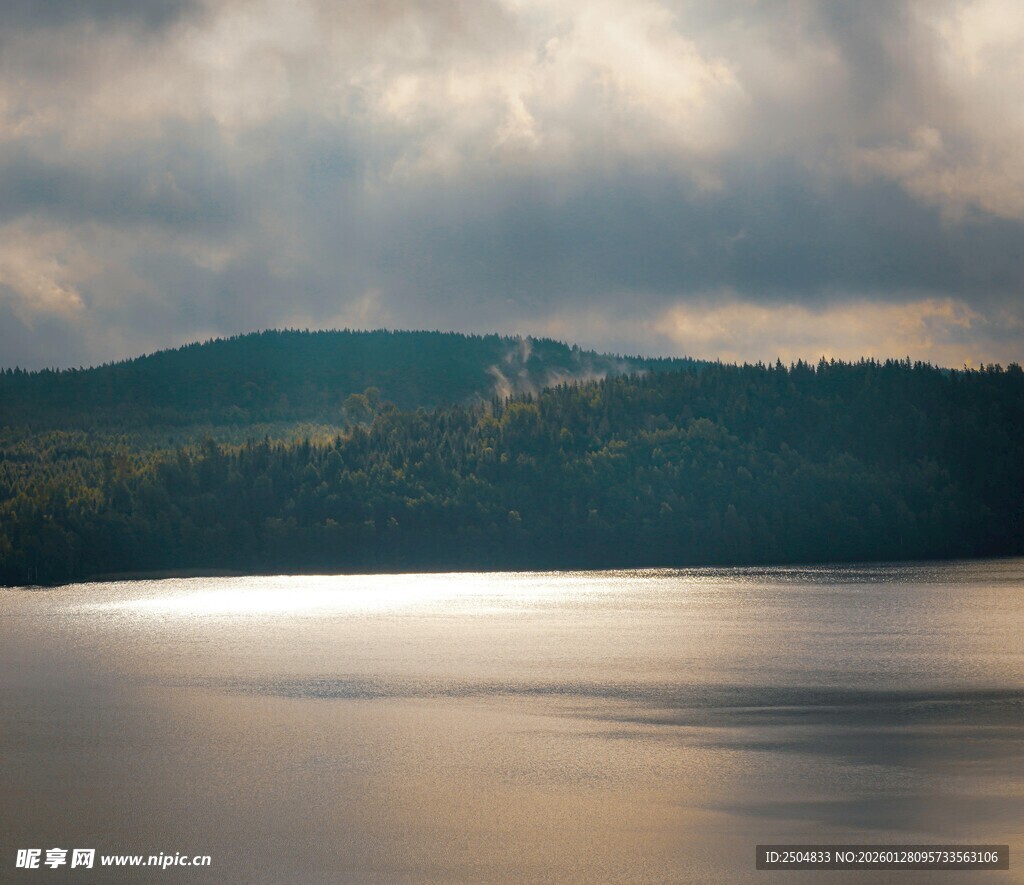 湖畔云雾缭绕的静谧风光