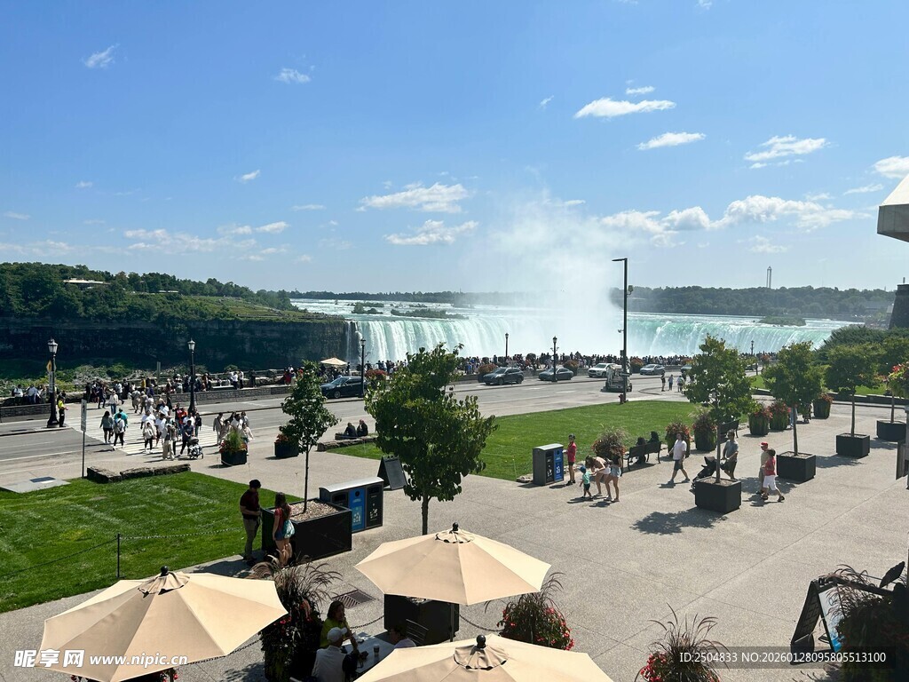 尼亚加 大瀑布旁休闲场景