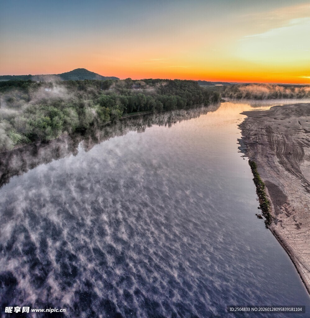 夕阳下的河流壮丽景观
