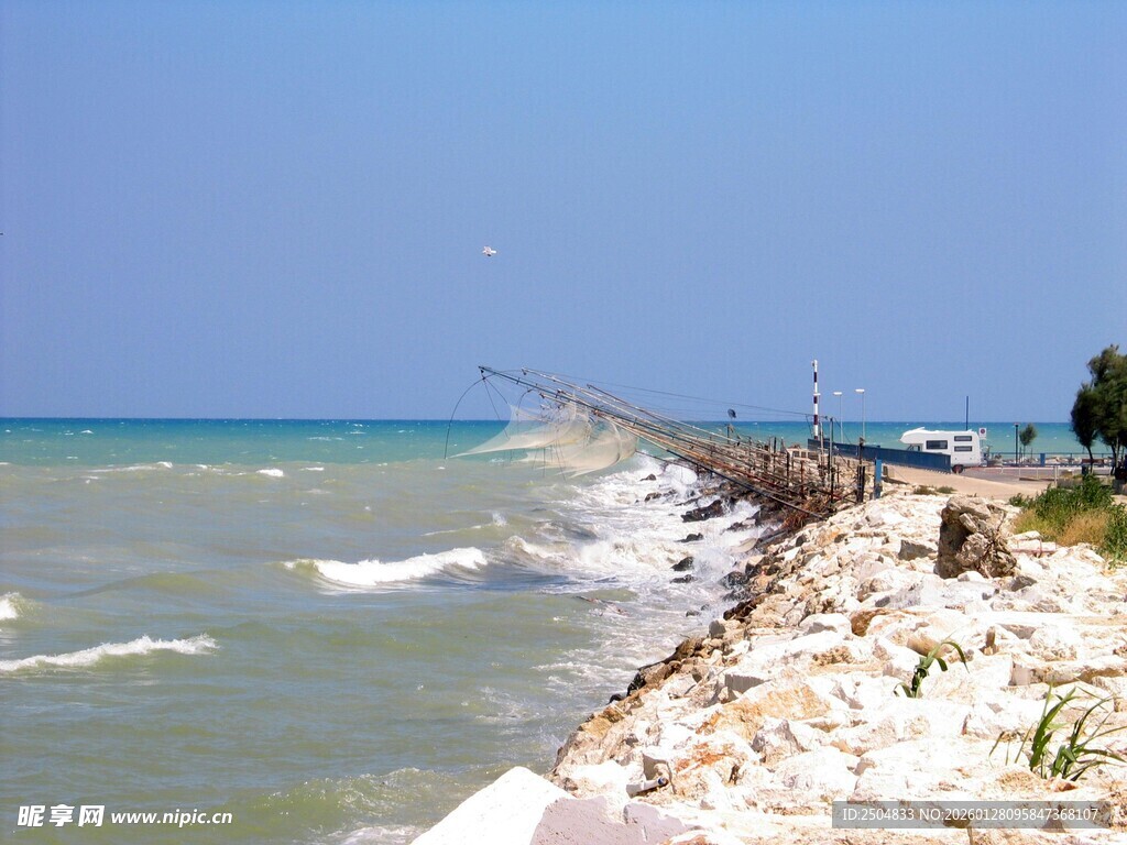 海岸边的防波设施与海浪