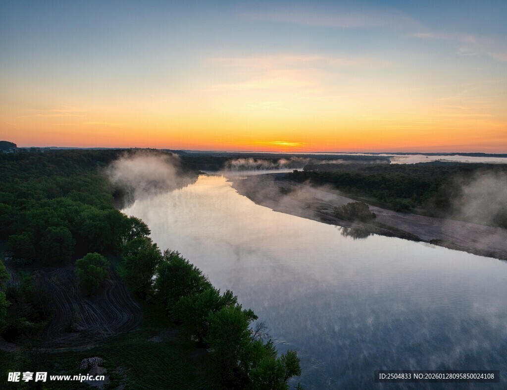 日出时分河畔的壮美景色