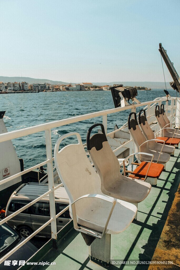  船甲板上的休闲座椅