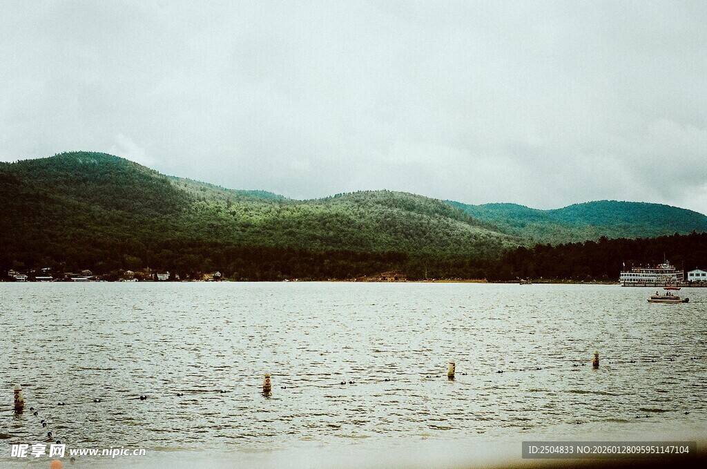 山水间的宁静水域风光