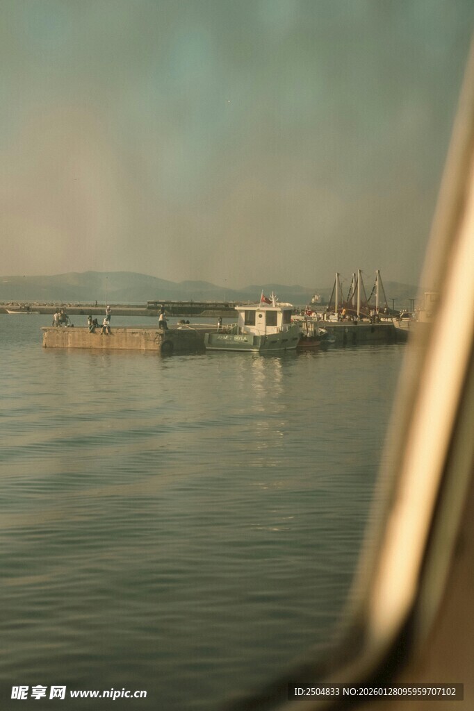 透过车窗看水上船只