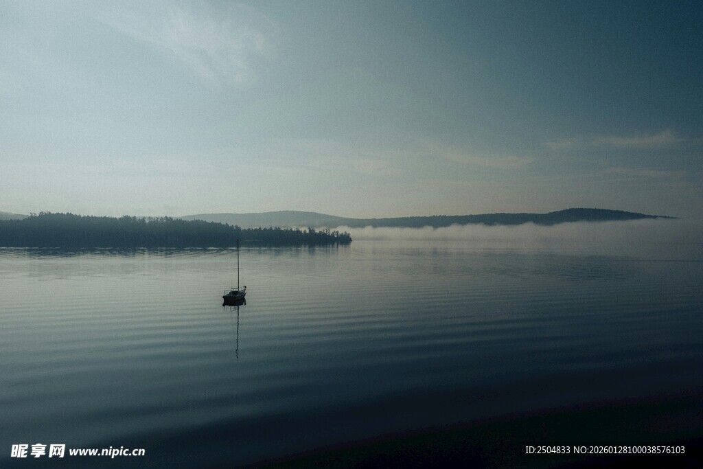 宁静湖面中的孤独小船