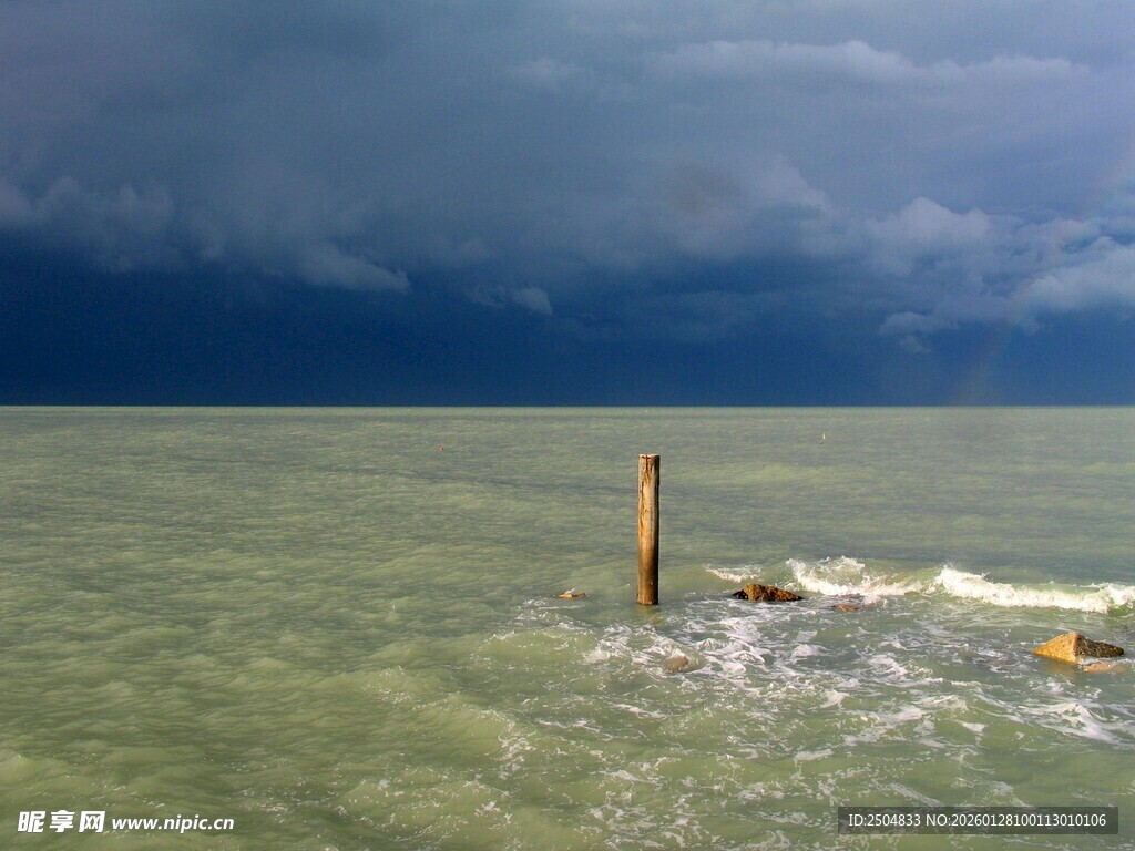 海上风暴前的孤桩景象