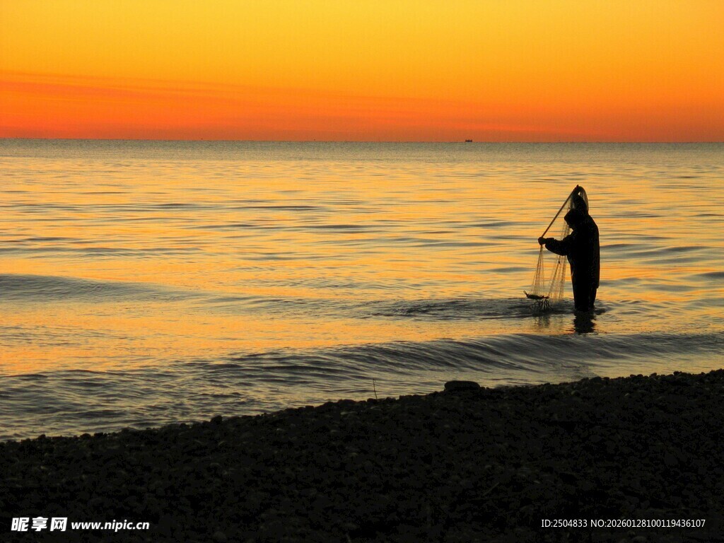 夕阳下海边的独行者