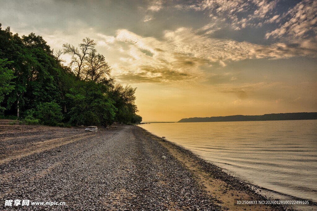 夕阳下的湖畔道路美景
