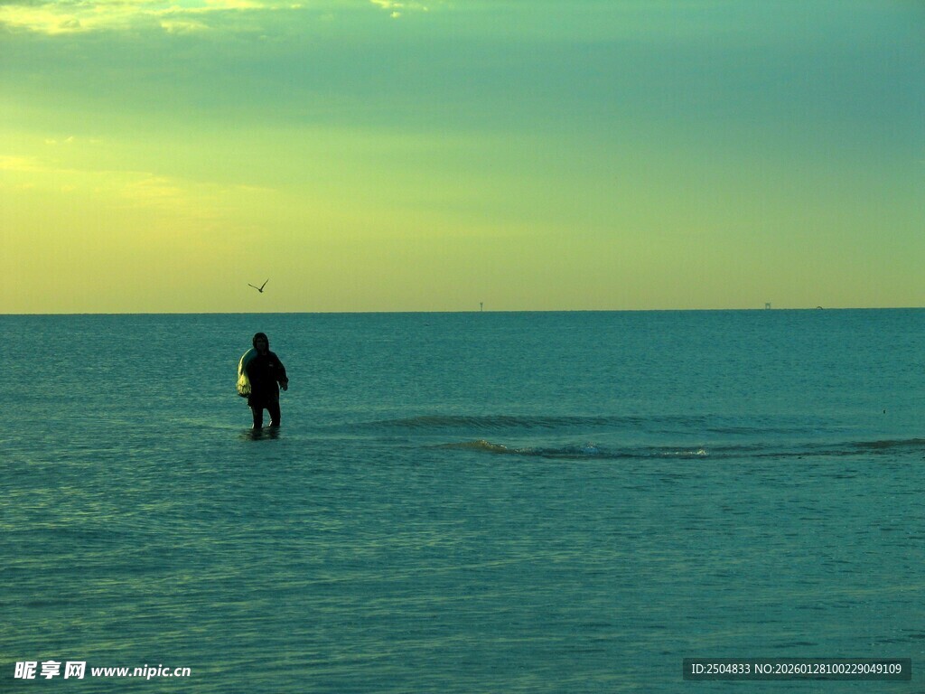 海边独行者 落日余晖相伴