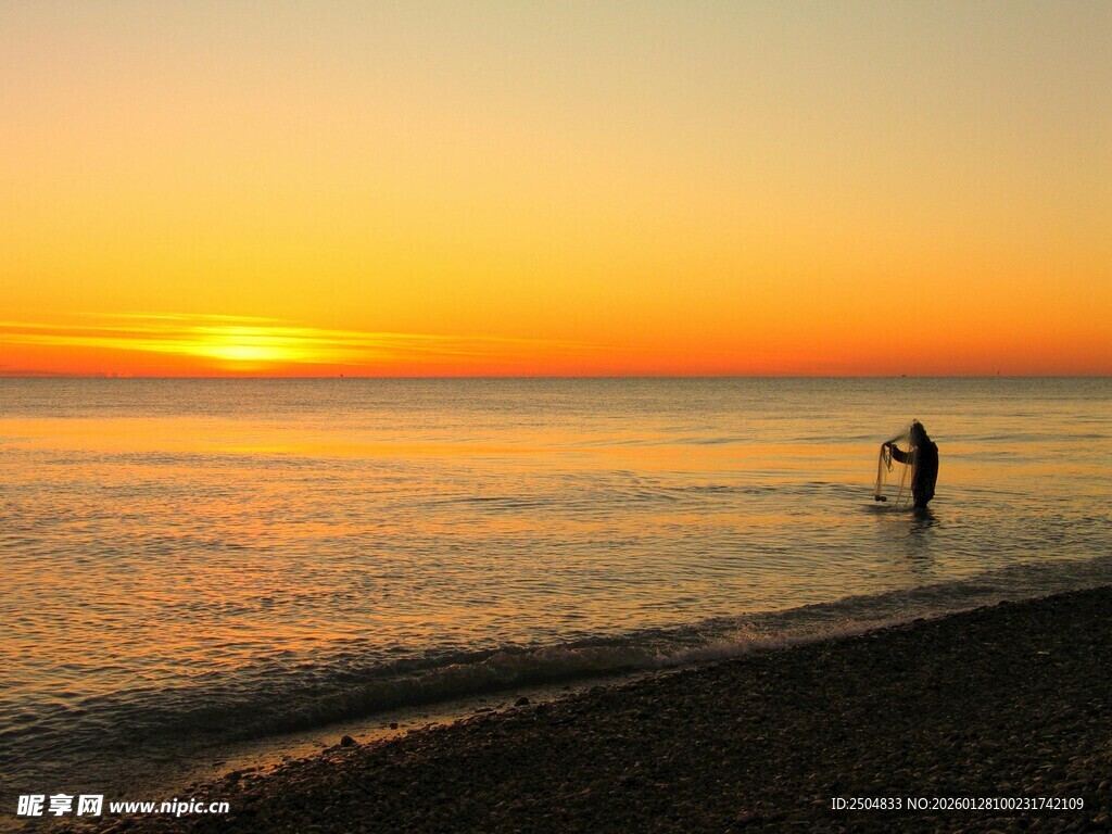 夕阳下海边的浪漫身影