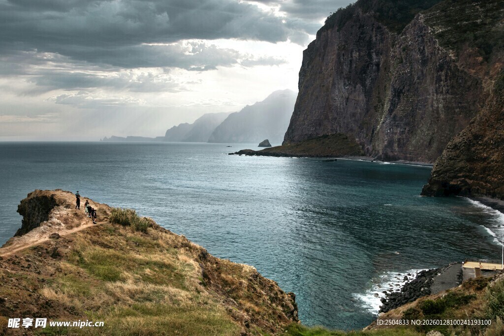 海岸悬崖边的壮美自然景观