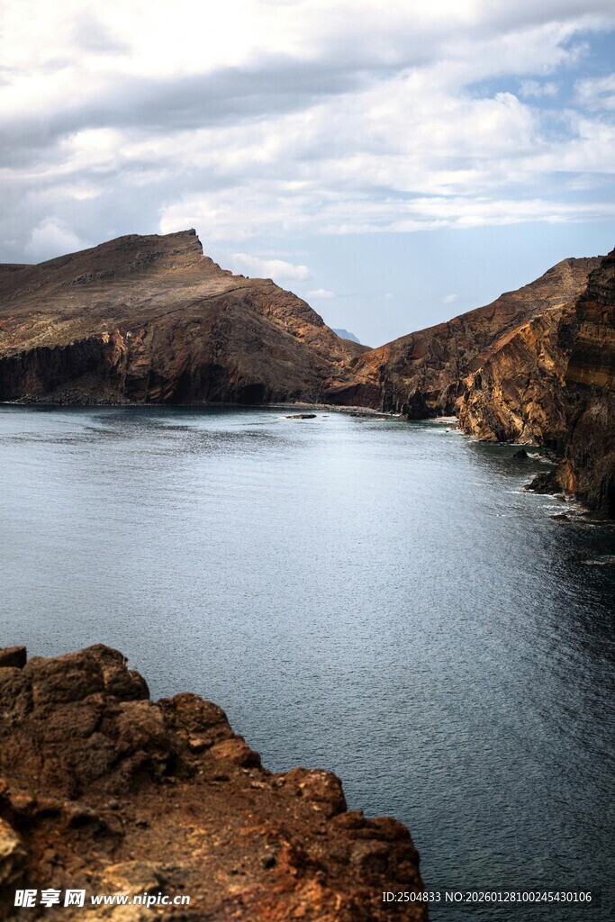海岸边的宁静水域与山峦