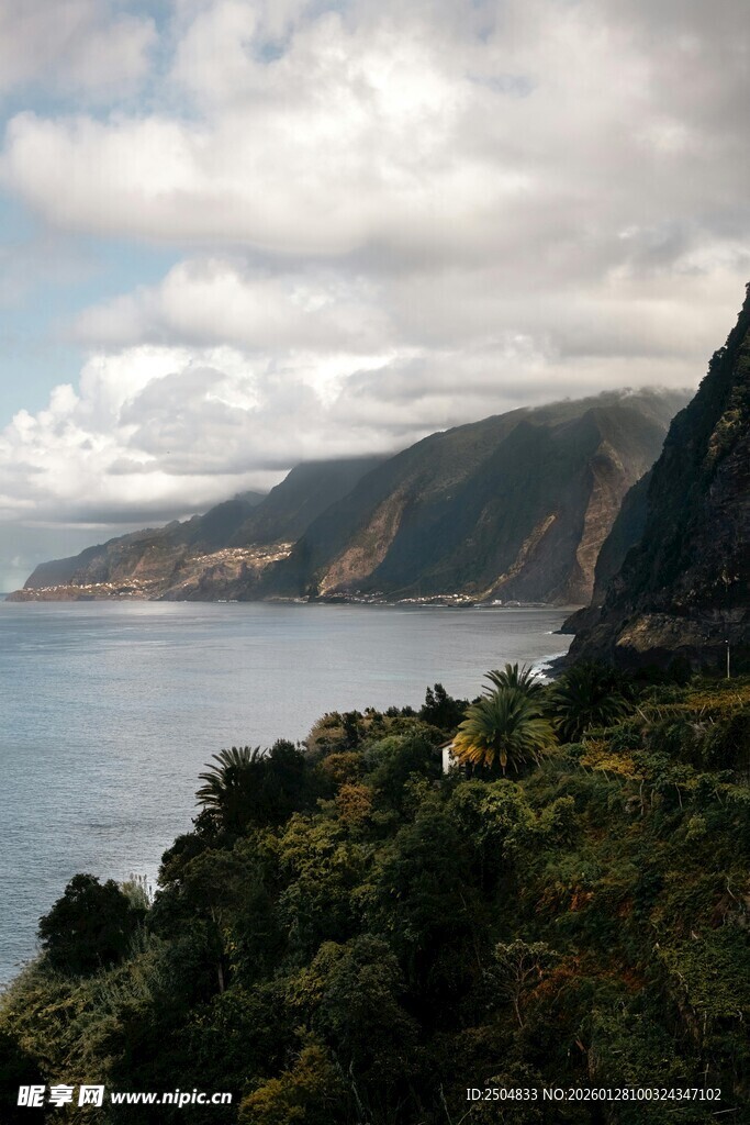 海岸边的山峦与葱郁植被
