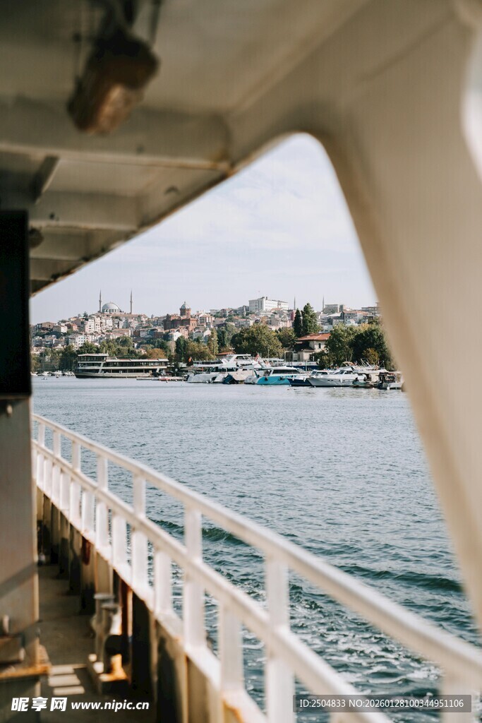 船舷视角的滨水城市风光