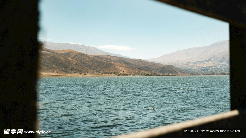 透过窗框赏碧海远山