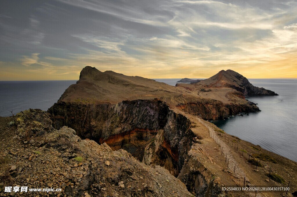 海边壮丽岩石景观