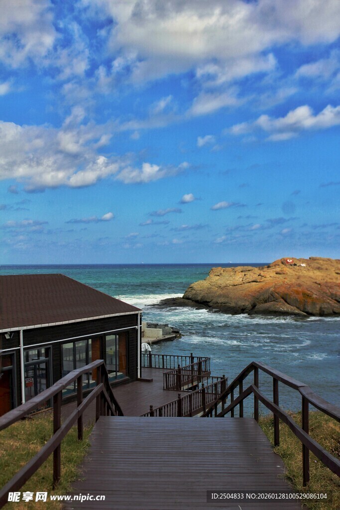 海边栈道通向美丽海景