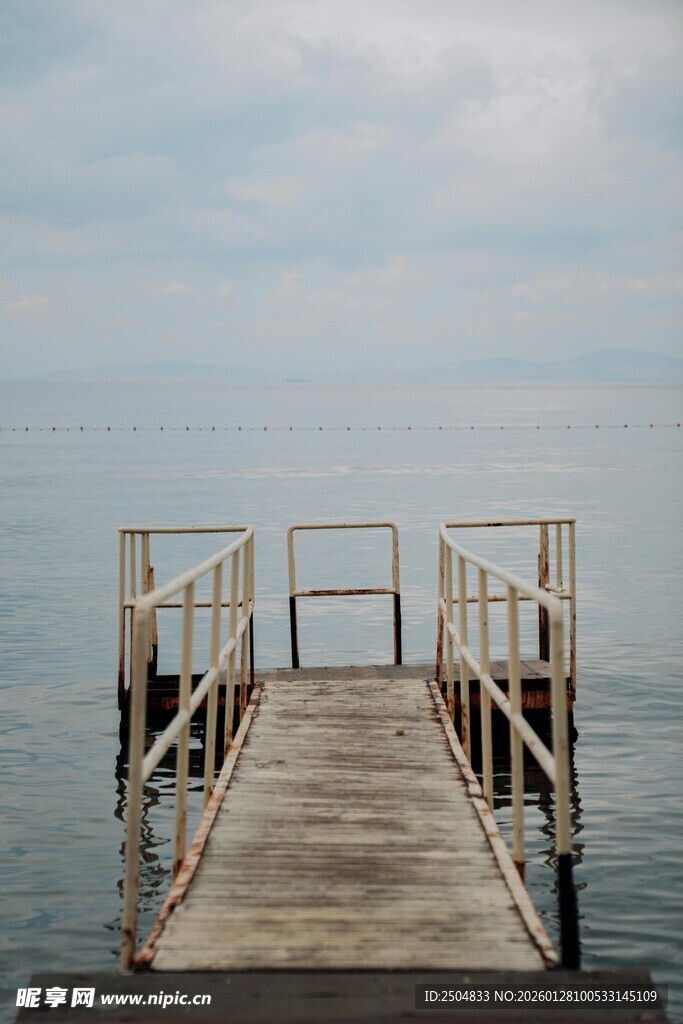 海边木质栈桥伸向远方