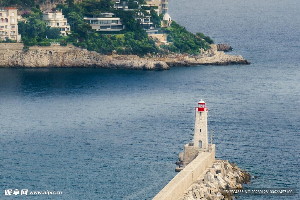 海边灯塔伸向蔚蓝大海