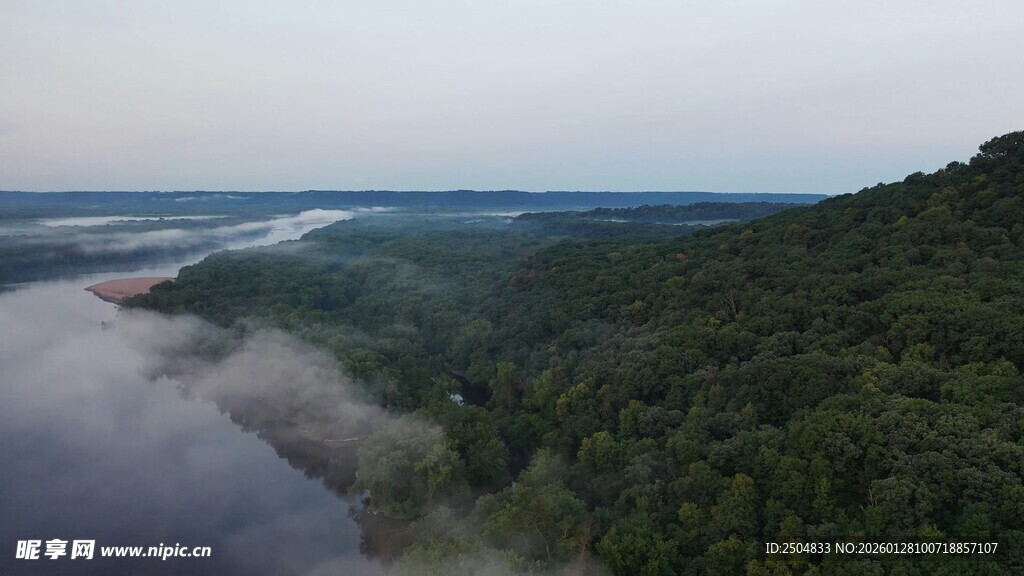 俯瞰云雾缭绕的茂密山林