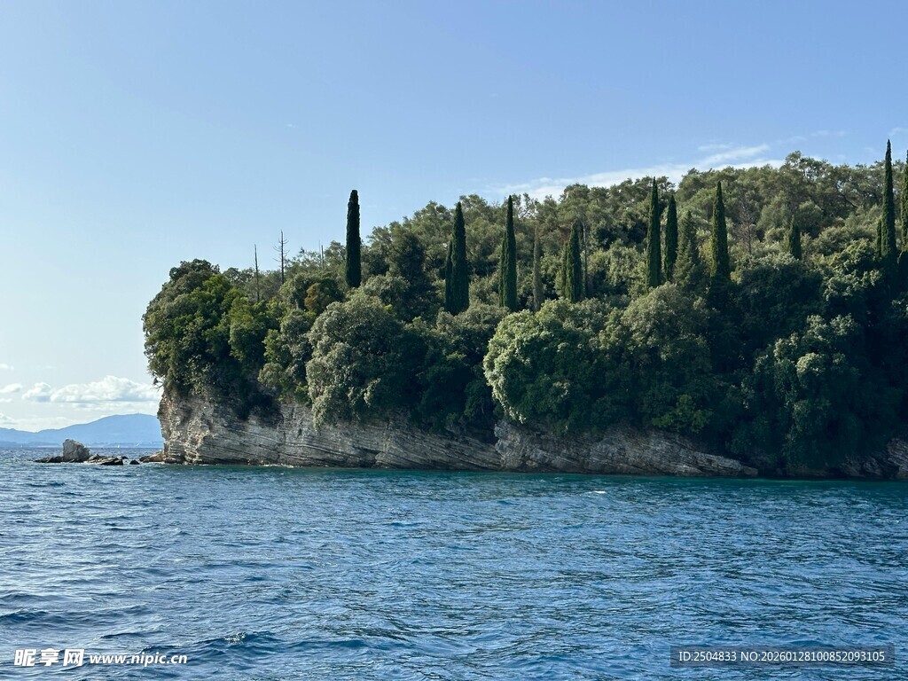 海岸绿树成荫的美丽景致