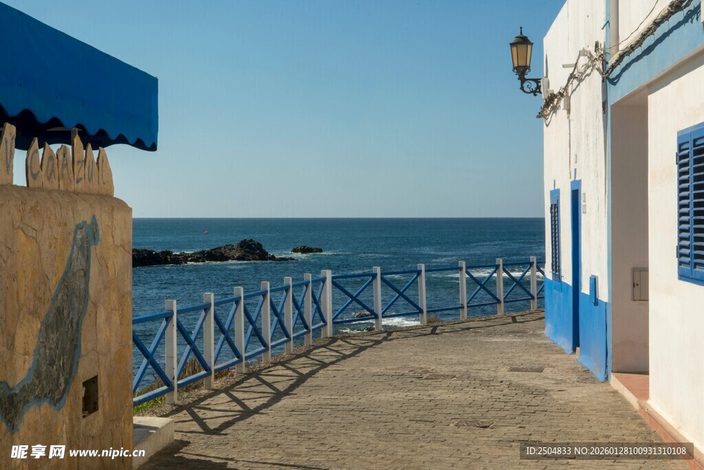 蓝白海滨小屋的惬意景致
