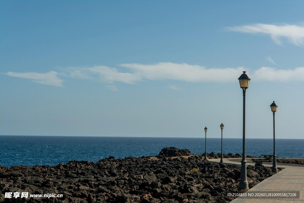 海边步道与路灯的美丽景致