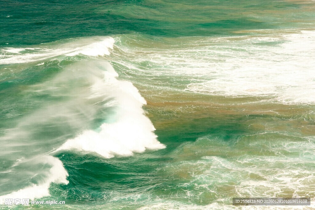 海浪翻涌的壮阔海景