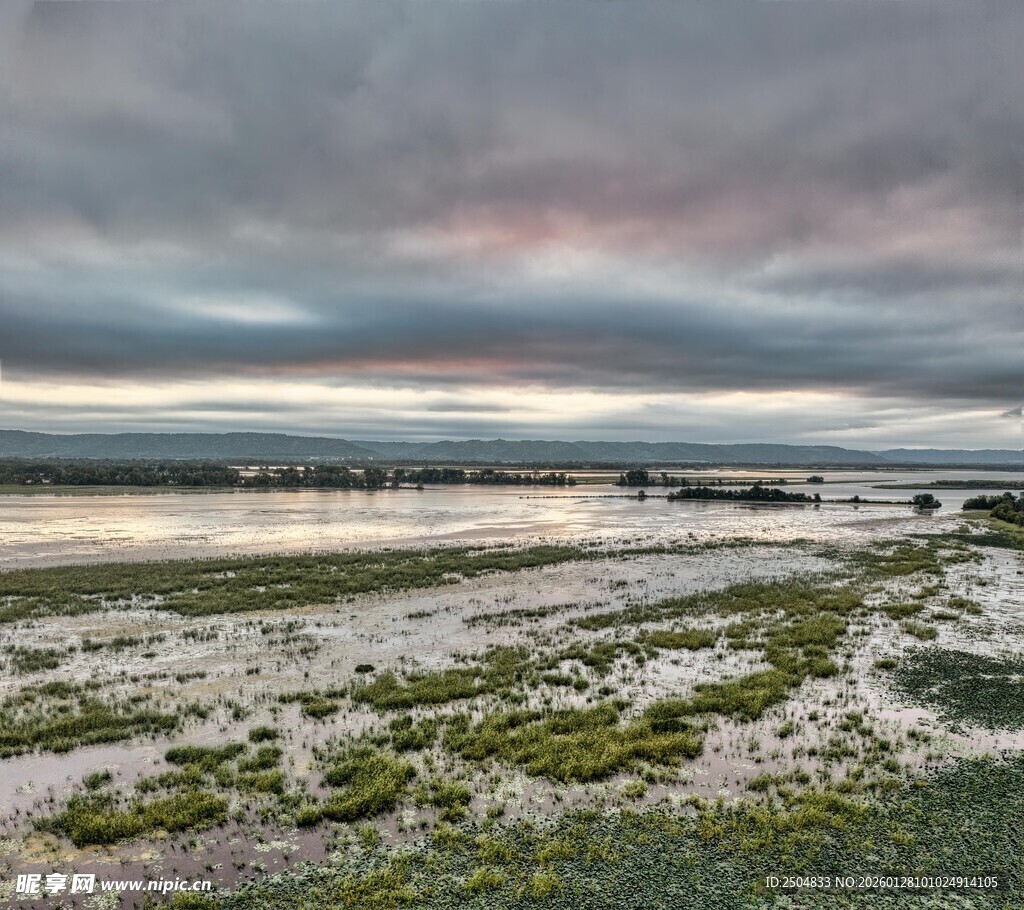 海边暮色下的滩涂景观
