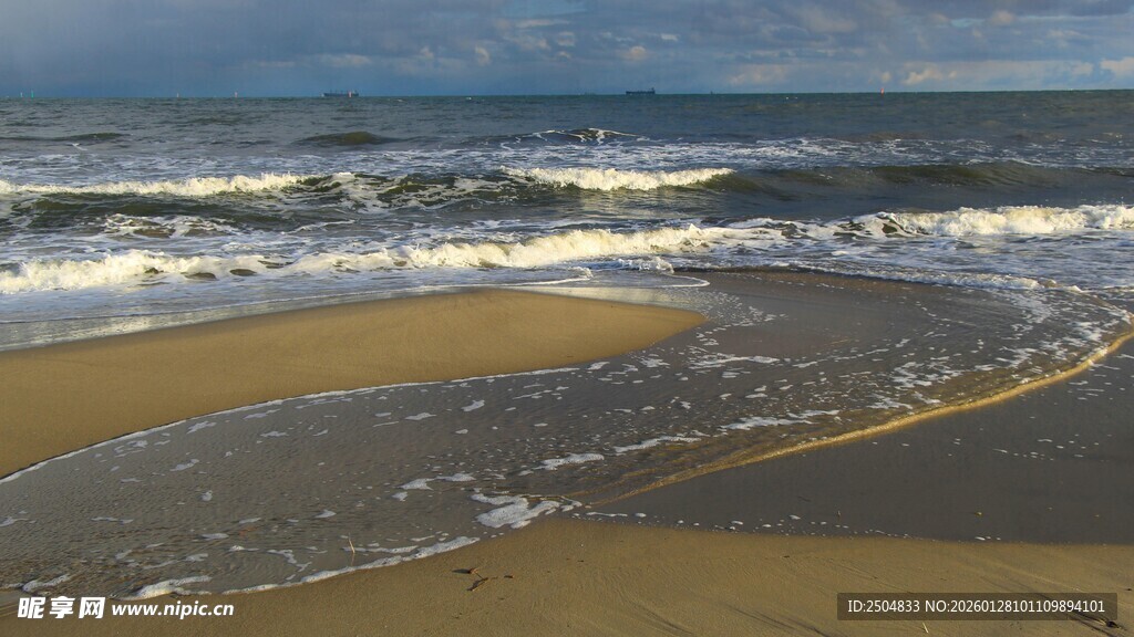 海边沙滩 海浪翻涌美景