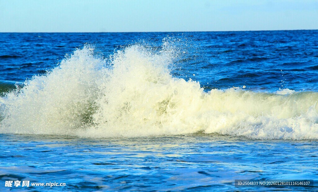 海浪翻涌的蓝色海洋