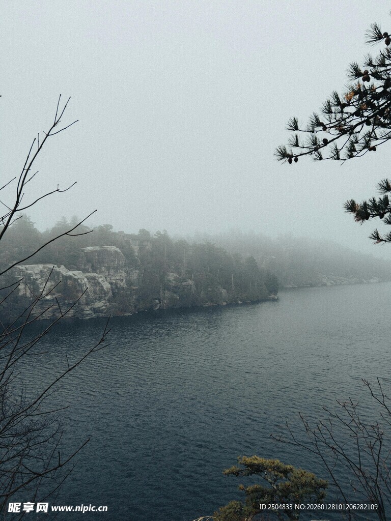 雾中湖畔冬景