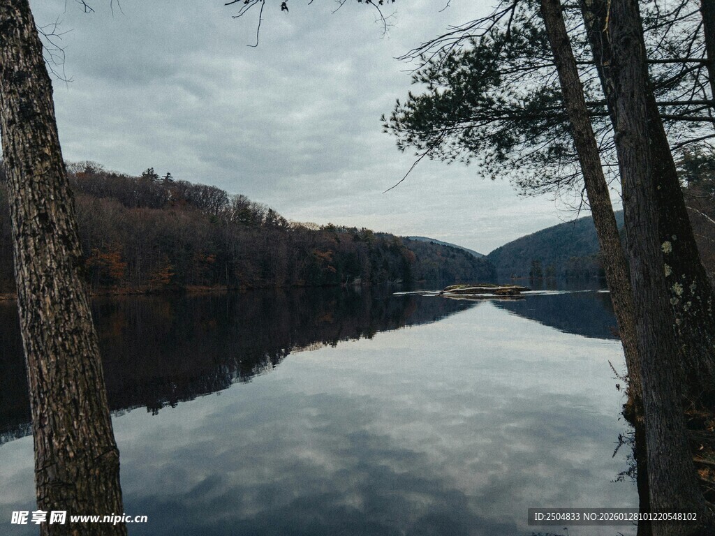 宁静湖畔的自然景致