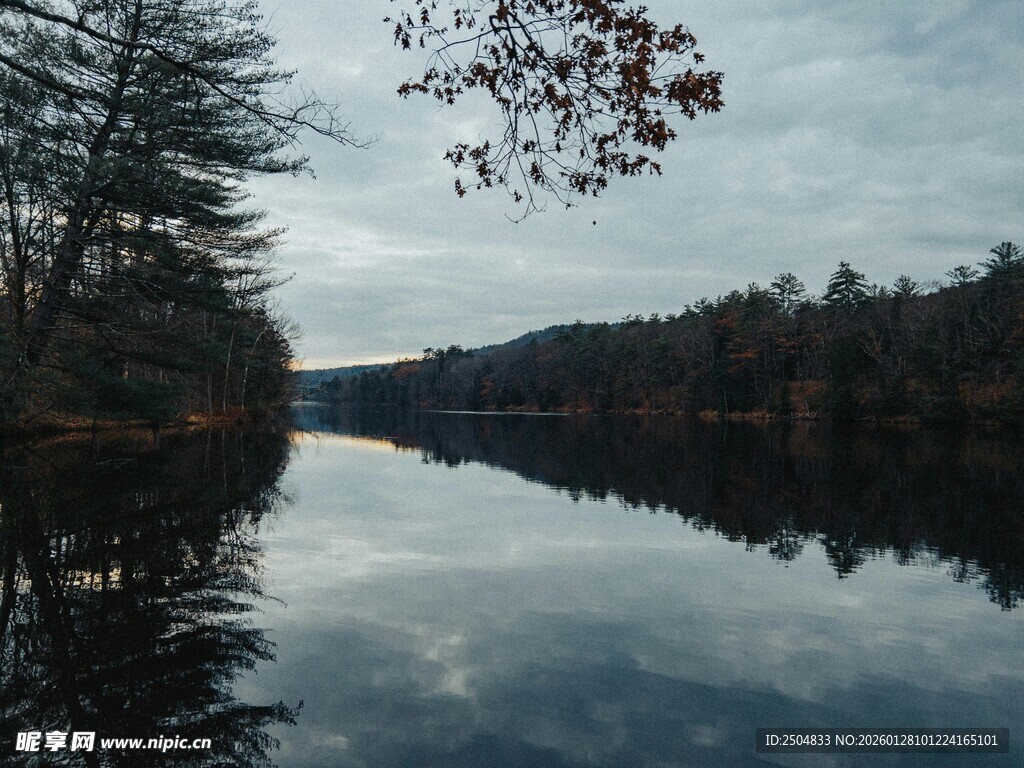 宁静湖景 秋日森林倒影