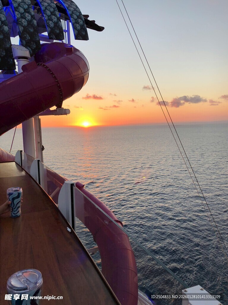  轮甲板上的海上日落