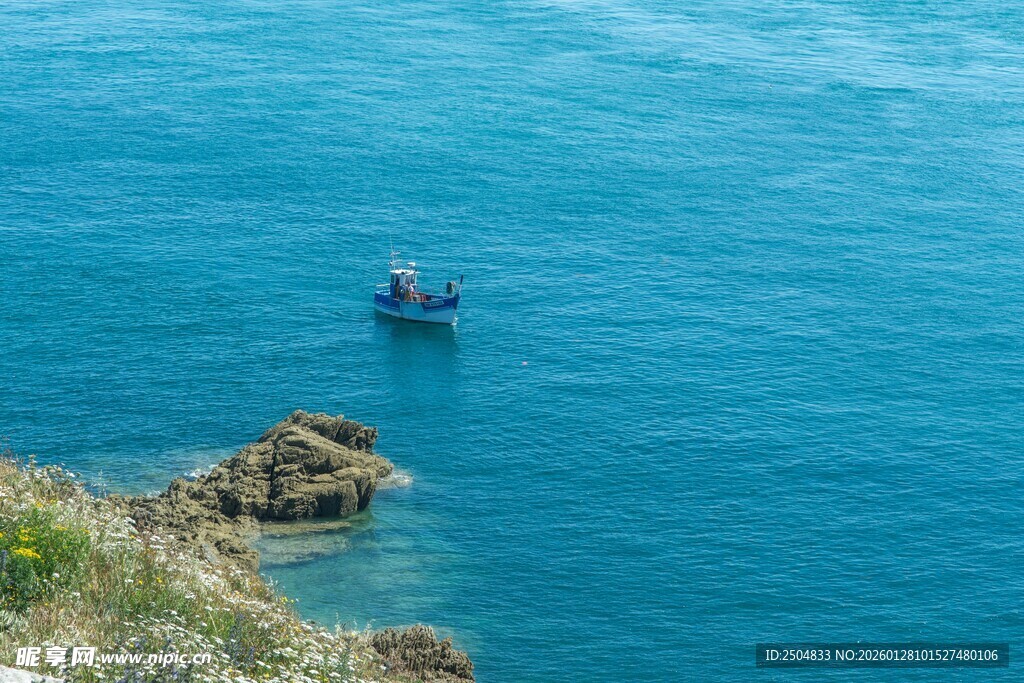 海上孤舟与岸边礁石