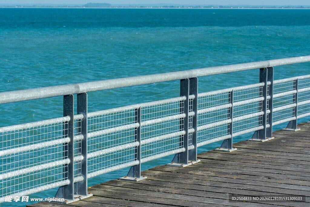 海边木质栈桥风景