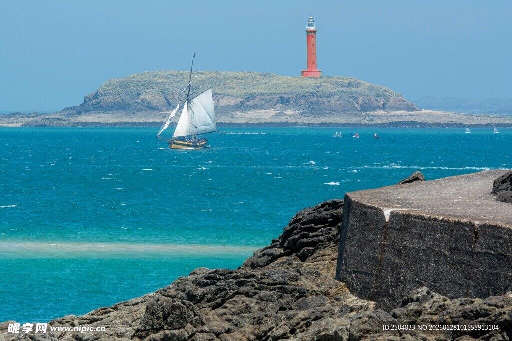 海边帆船与远方灯塔风景