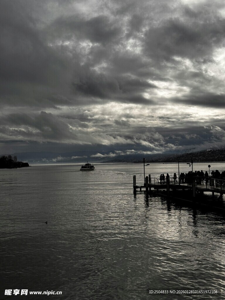 阴云下的宁静码头与水面