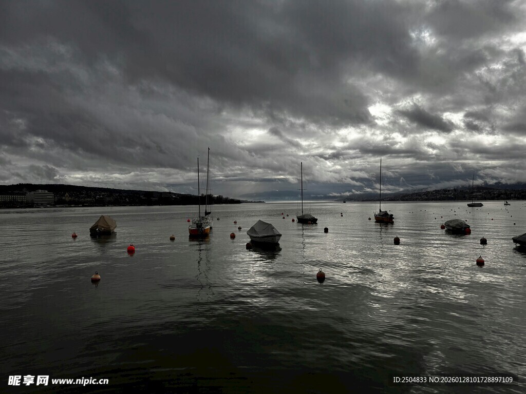 阴云下宁静的水面浮标群