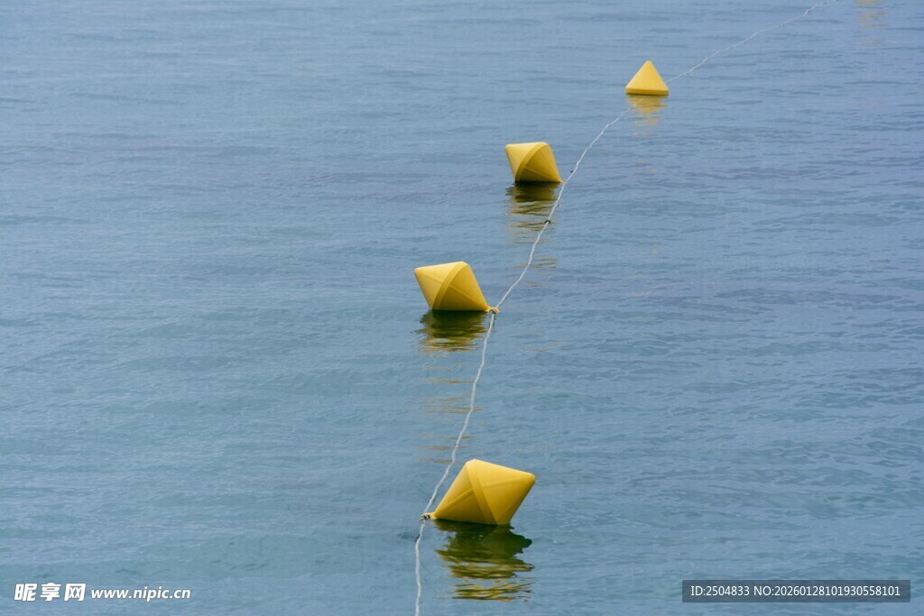 水面上的黄色浮标
