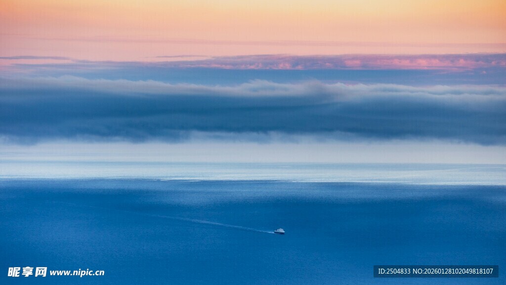 梦幻海面的绚丽光影