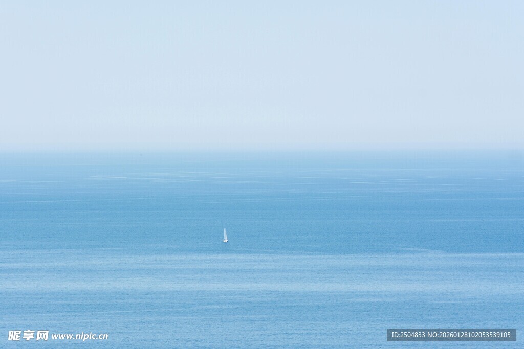 海上孤舟 静谧蓝色海洋