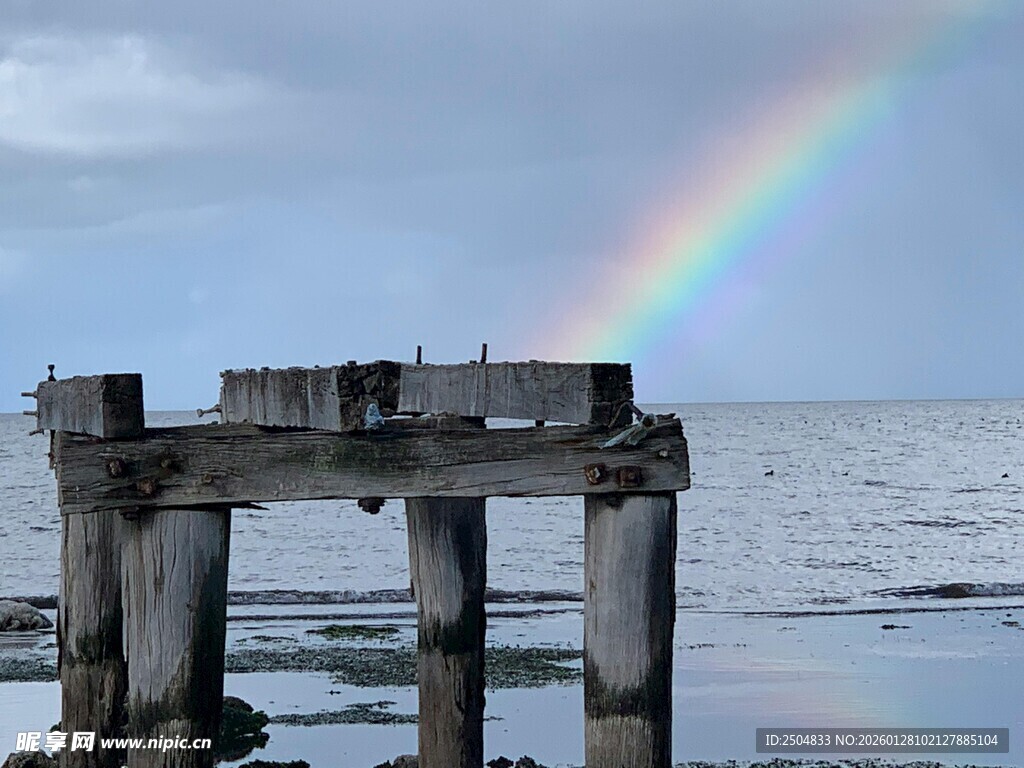 海上残桥映彩虹