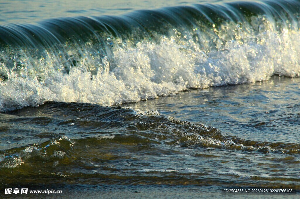 海浪翻涌的瞬间