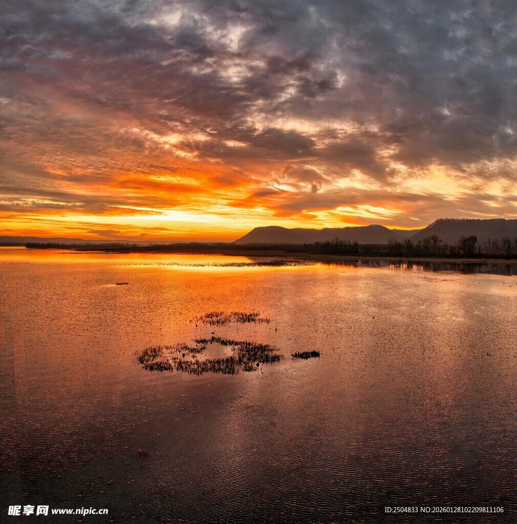 湖畔绝美日落风景