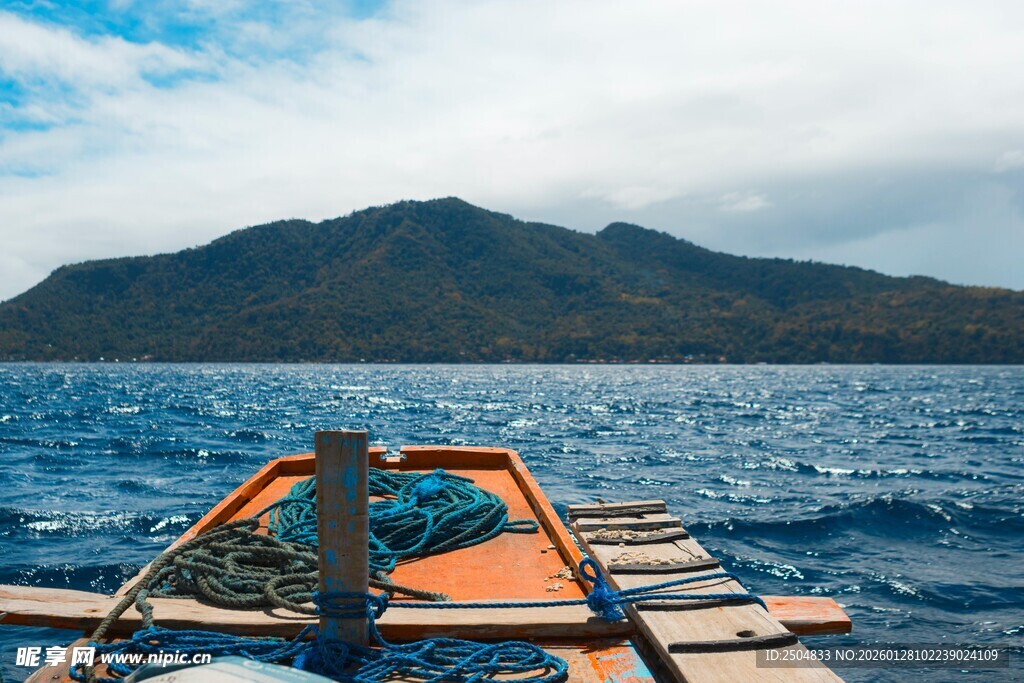 海上木船驶向远方山峦