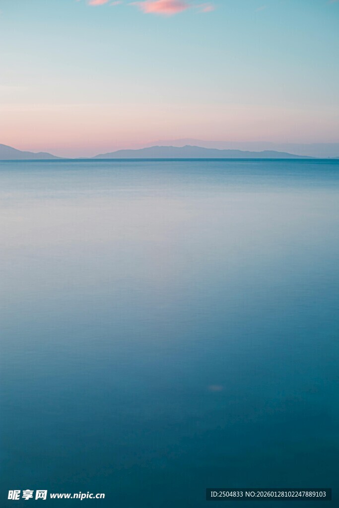 宁静海面的美丽黄昏景色